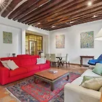 Marais Historical Center Parisian Apartment 3Br